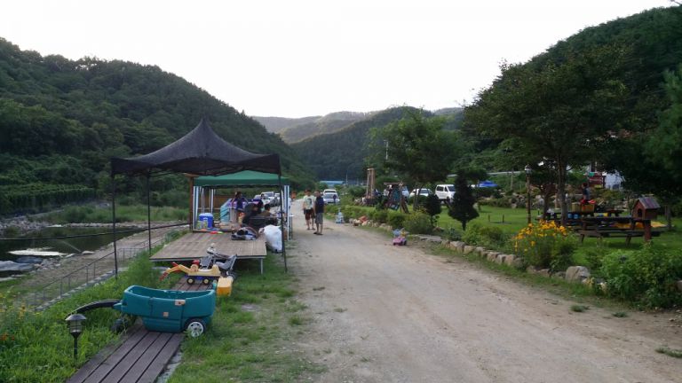쭉뻗은 흙길을 밟아주세요..산책하기 좋습니다.